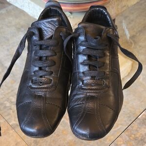 Gucci Women's Black Leather Lace-Up Sneakers